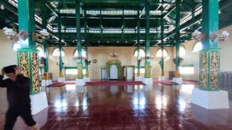 Jamaah Dilarang Pakai Sarung di Masjid Sultan Ternate