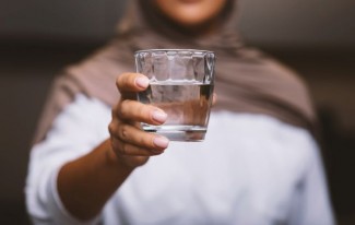 Ini Alasan Kenapa Islam Melarang Minum Sambil Berdiri