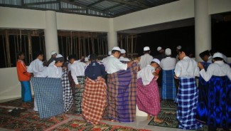 Asal Sarung yang Kini Jadi Budaya Masyarakat saat Ibadah