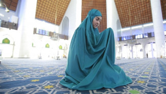 3 Adab Muslimah Shalat di Masjid, Jangan Pakai Busana Ketat