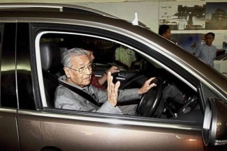 Meski Sudah Sepuh, Mahathir Masih Mahir dan Hobi Menyetir Mobil
