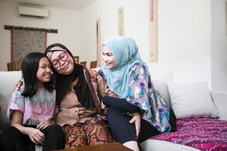 Urusi Orang Tua di Hari Senja, Jadi Wasilah Anak Masuk Surga