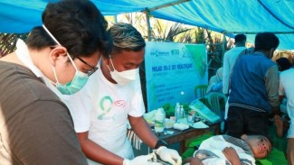 Dompet Dhuafa Rangkul Relawan Gelar Sunatan Massal di Pulau Timor