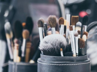 Mengerikan, Ini Akibat dari Jarang Mencuci Sisir dan Kuas Makeup