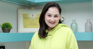 Mona Ratuliu Lebih Pilih Smartphone daripada Dompet