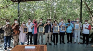 Menparekraf Berikan Sertifikasi CHSE Bagi Pelaku Parekraf di Raja Ampat