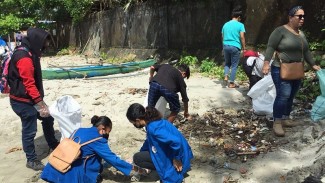 Komunitas Bersama Pemerintah Ambon Peringati Sumpah Pemuda dengan Bersihkan Sampah