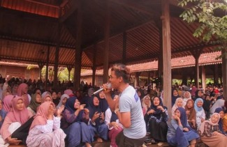 Berkunjung ke Pesantren di Cirebon, Charly Van Houten Akui Pernah Jadi Santri