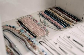 Sukses Usaha Aksesoris Bross, Muslimah Ini Ajak Customer Berbagi Keberkahan