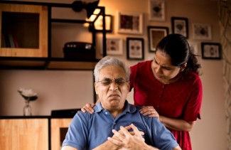 Adab Menantu Perempuan Rawat Ayah Mertua Ketika Sakit