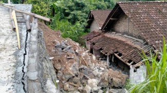 Hujan Deras, Jembatan Nganggrung Turi Yogyakarta Ambrol