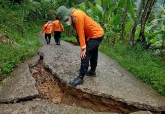 182 Orang Mengungsi Akibat Pergerakan Tanah di Bogor