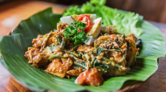 6 Makanan dengan Bumbu Kacang yang Lezat