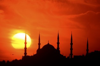 4 Amalan Sunnah Sebelum dan Sesudah Adzan Maghrib