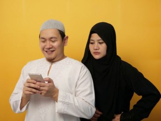 Bolehkah Menyindir Lewat Status Media Sosial? Ini Kata Ustadz Zacky Mirza