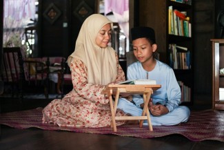 Masyarakat Serang Baru Pelihara Tradisi Maghrib Mengaji