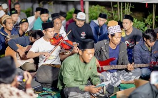 Gaya Komunitas Burdah Syiarkan Maulid dengan Seni Musik