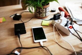 Apakah Aman Charge Baterai Gadget Semalaman?