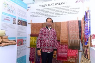 Mengenal Tenun Ikat Sintang di Jaket Bomber yang Dipakai Jokowi