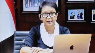 Cegah Varian Omicron, Menlu Imbau WNI Tak Bepergian ke Luar Negeri