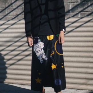 Unik dan Laris, Sarung Motif Luar Angkasa ala Komika Tretan Muslim