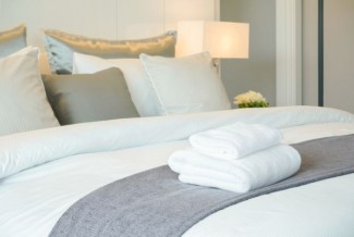 Kangen Liburan? Sulap Kamar Tidur Layaknya Hotel dengan 7 Benda Ini