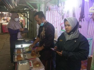 Berkat KUA Percontohan Ekonomi Umat, Penjualan Pedagang Kue Ini Meningkat