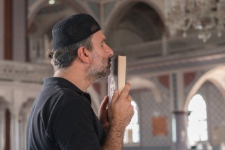 Hukum Melipat Halaman, Mencium dan Meletakkan Mushaf Al-Qur’an