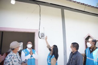 PLN Kucurkan Investasi Rp 4 Miliar Aliri Listrik 2 Desa di Kabupaten Landak