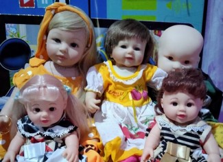 Yuniaksa, Penghobi Boneka yang Kerap Ajak Jalan-jalan Koleksinya