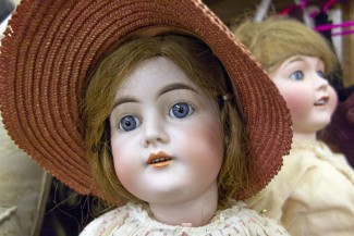 Jajaran Pesohor Pengadopsi Boneka Arwah