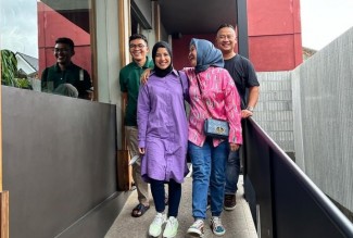 Tya Ariestya Mantap Berhijab, Begini Reaksi Sang Suami