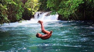 Kali Biru Genyem Suguhkan Air Jernih Sebening Kaca di Tanah Papua