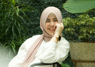Intip Perubahan Gaya Risty Tagor dari Gamis hingga Jeans Overall