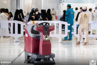 Cegah Penyebaran Covid-19, Robot Semprot Disinfektan di Area Masjidil Haram