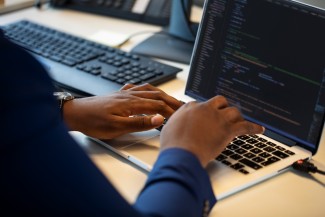 Keren, Programmer ini Buka Sekolah Koding Gratis