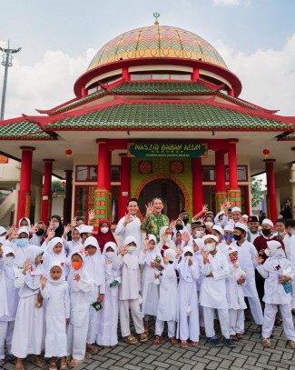 Melirik Kemeriahan Sedekah Angpau Masjid Babah Alun