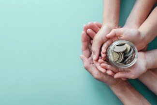 Yuk, Ajarkan Anak Gemar Bersedekah dengan 4 Cara Ini