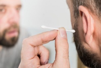 Bukan Cotton Bud, Ini Cara Tepat Bersihkan Telinga