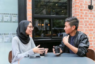 Hindari Stop Pembicaraan Orang, Ini 5 Adab Bicara dalam Islam