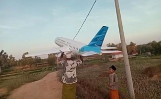 Santri Madura Terbangkan Miniatur Garuda, Dua Menteri Beri Pujian