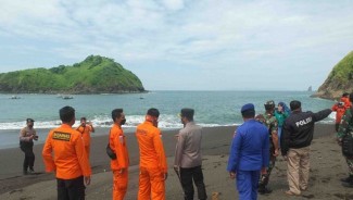 20 Orang Terseret Arus di Pantai Payangan Jember saat Ritual
