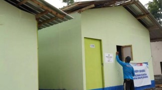 Indonesia Care dan LFU Serahkan Kunci Huntara untuk Pengungsi Semeru