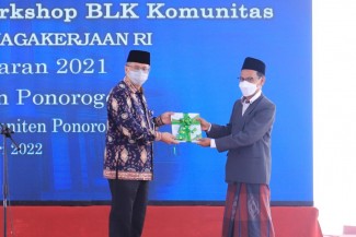 Kemnaker serahkan Bantuan Pembangunan Gedung BLK ke 11 Pesantren
