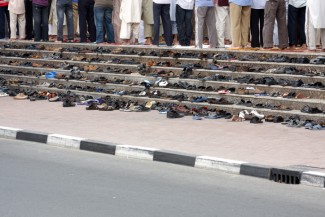 Sandal Tertukar di Masjid, Bolehkah Pakai Sandal Orang Lain?