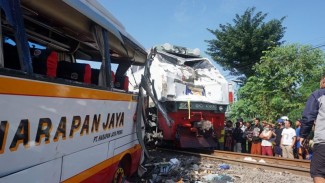 Korban Tewas Kecelakaan Bus Ditabrak Kereta Jadi 5 Orang