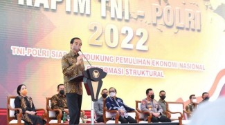 Jokowi Minta TNI-Polri Disiplin Gunakan WA Grup