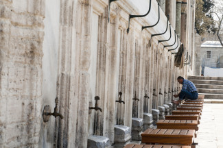 4 Pendapat Seputar Wudhu saat Bersentuhan Laki-Laki dan Perempuan