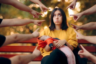 Pelaku Mom Shaming Berasal dari Lingkungan Terdekat