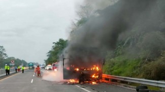 Bus Pariwista Terbakar di Jalan Tol Pandaan, Sempat Bikin Macet